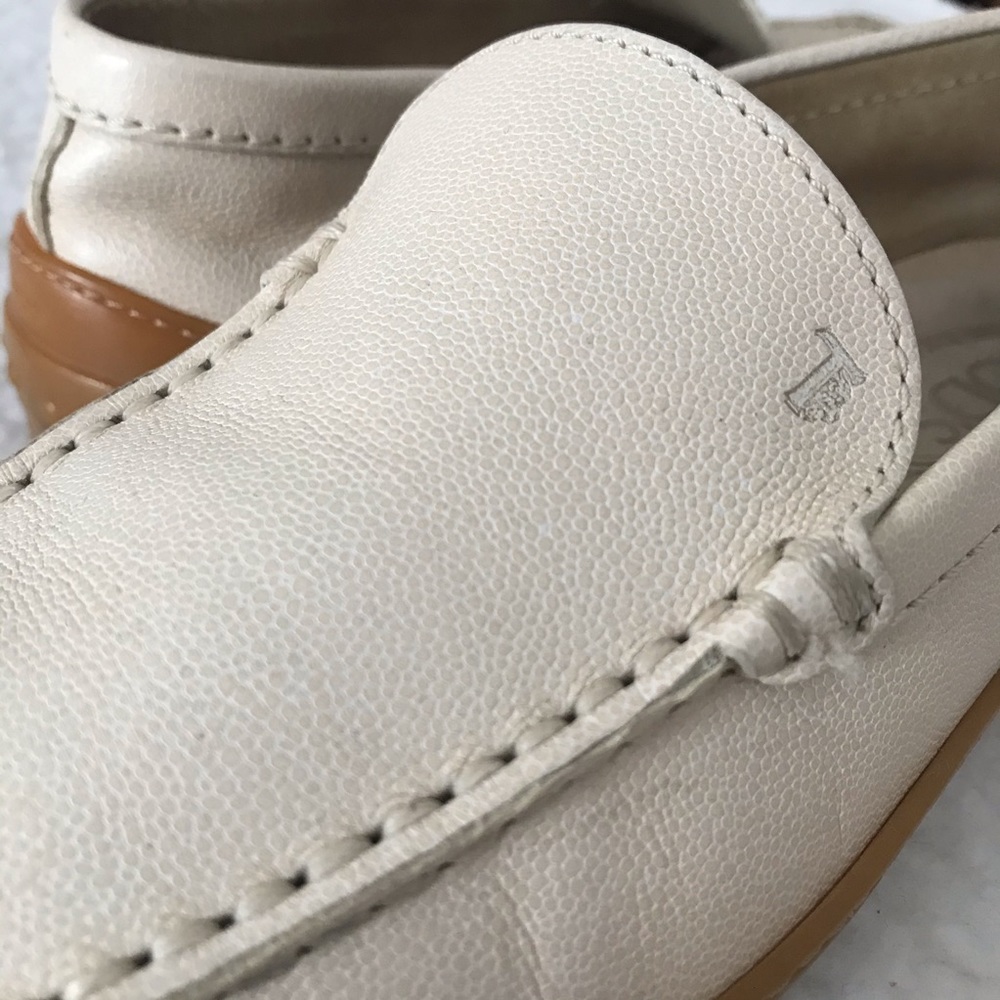 Tod’s Cream Leather Driving Loafers - Picture 7 of 14